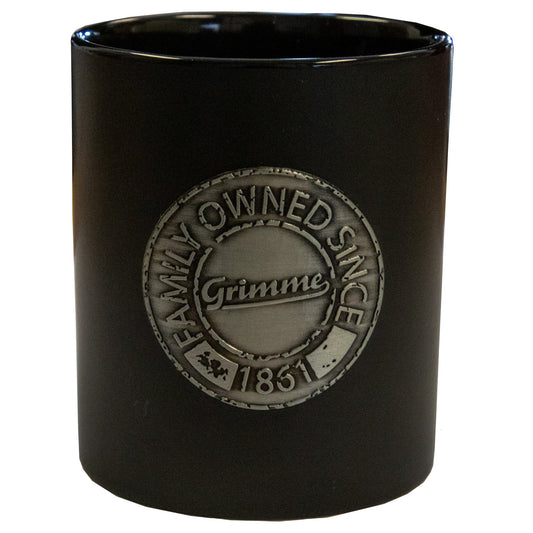 Becher mit Metalllogo